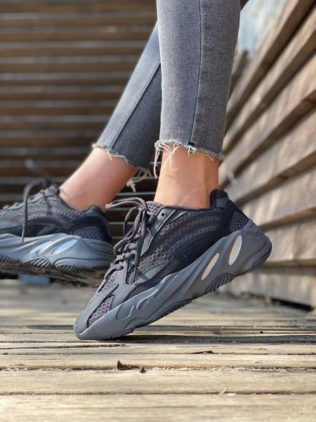 Adidas Yeezy Boost 700 V2 Vanta Leather Black White 3160-36 фото