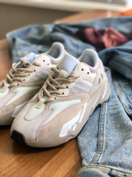 Yeezy 700 white 10488-39 фото