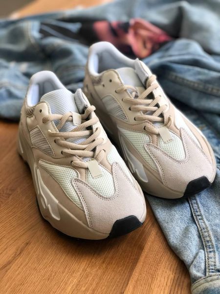 Yeezy 700 white 10488-39 фото